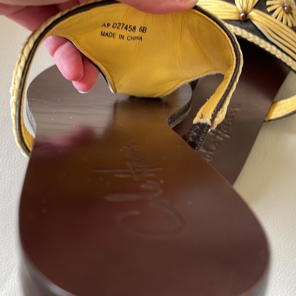 Cole Haan Black & Yellow leather flip-flop sandals, size 6 - Picture 6 of 7
